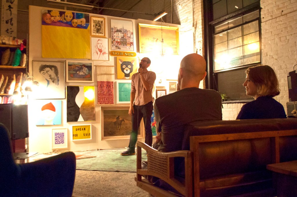 Comedian Josh Machiz performing in Como se Dice