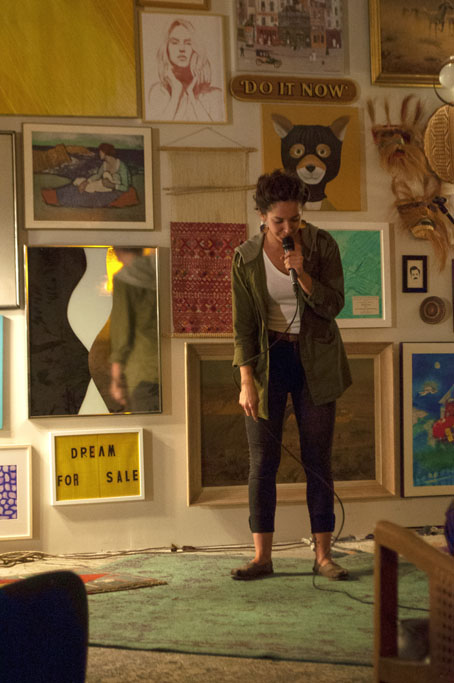 Comedian Rachel Peters performing in Como se Dice