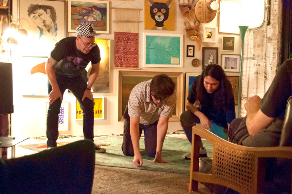 Three actors improvising in Como se Dice